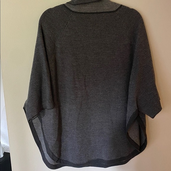 Adrienne Vittadini Merino Wool Blend Turtleneck Poncho Sweater Gray Size M/L - Picture 9 of 10